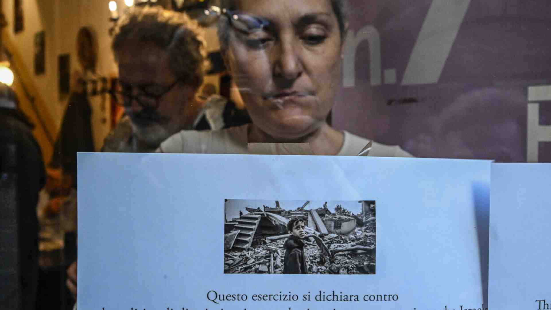 Quando il saggio indica il dito, il vile ulula alla luna