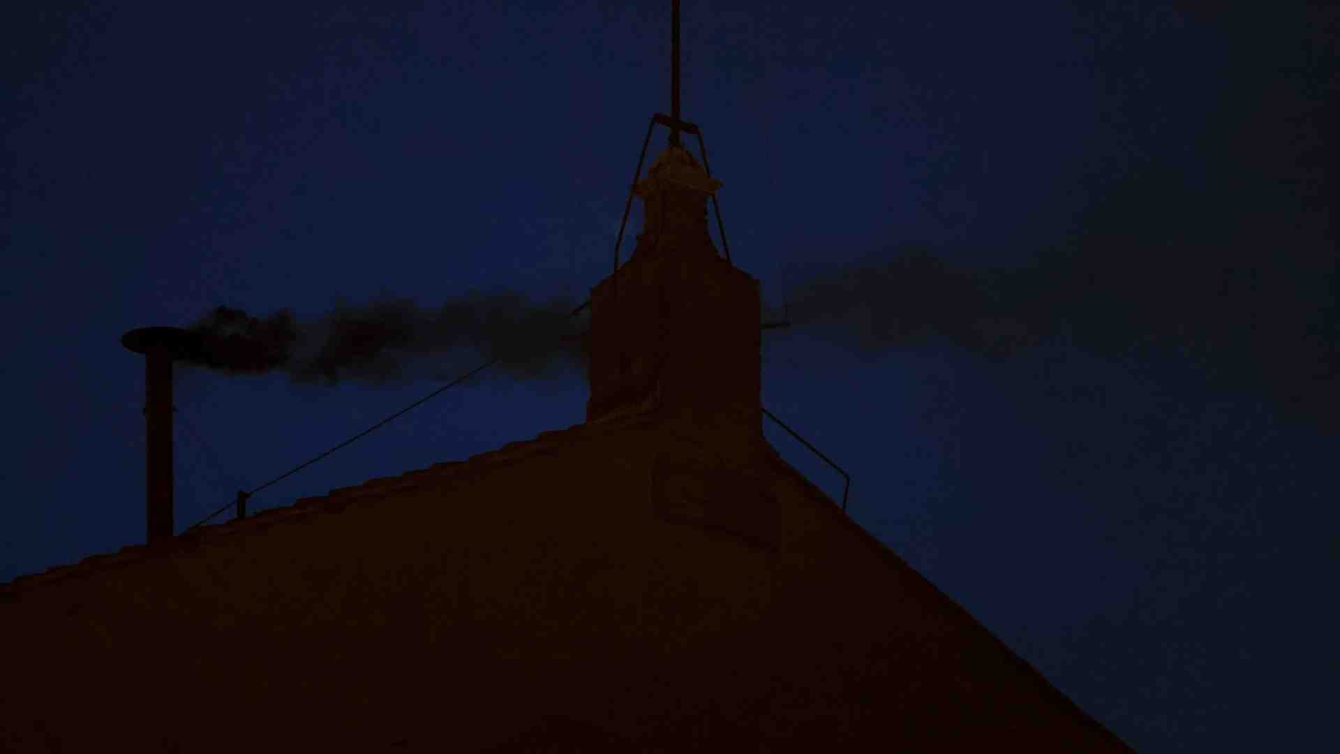 Una fumata nera che più nera non si può. I cardinali non vanno di fretta