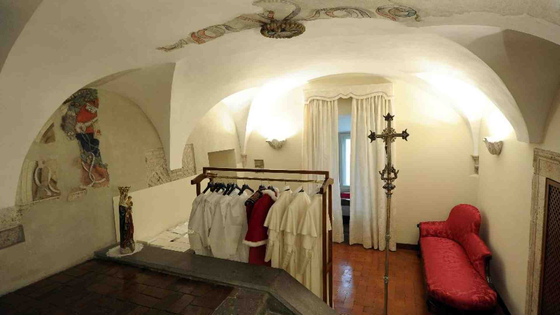 La stanza delle lacrime, la vestizione: cosa sta facendo adesso il nuovo Papa