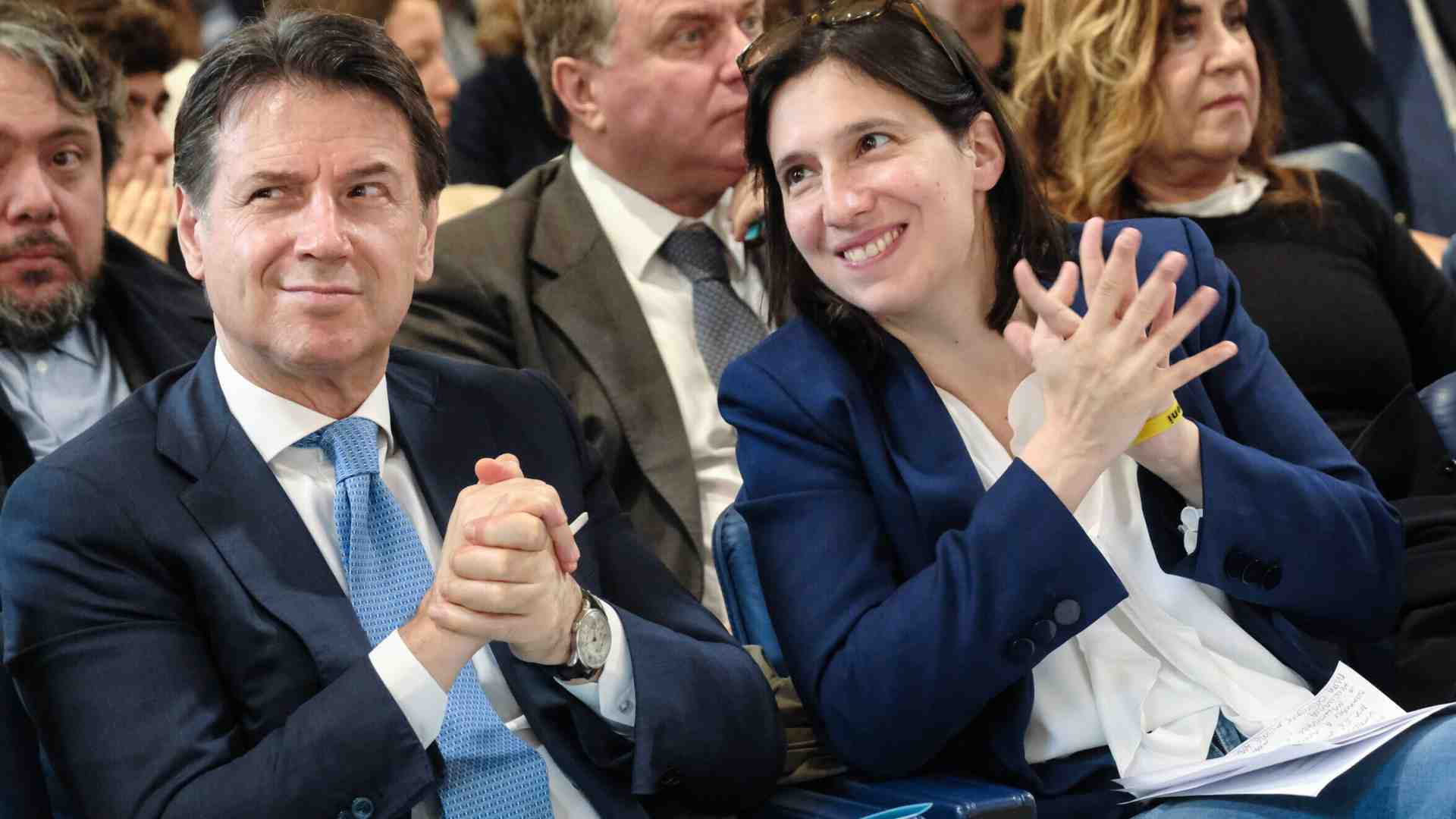 Il Conte Time: "Meloni sogna la legge elettorale truffa. Affama i giornali. Schlein premier? Il Pd la vuole?"