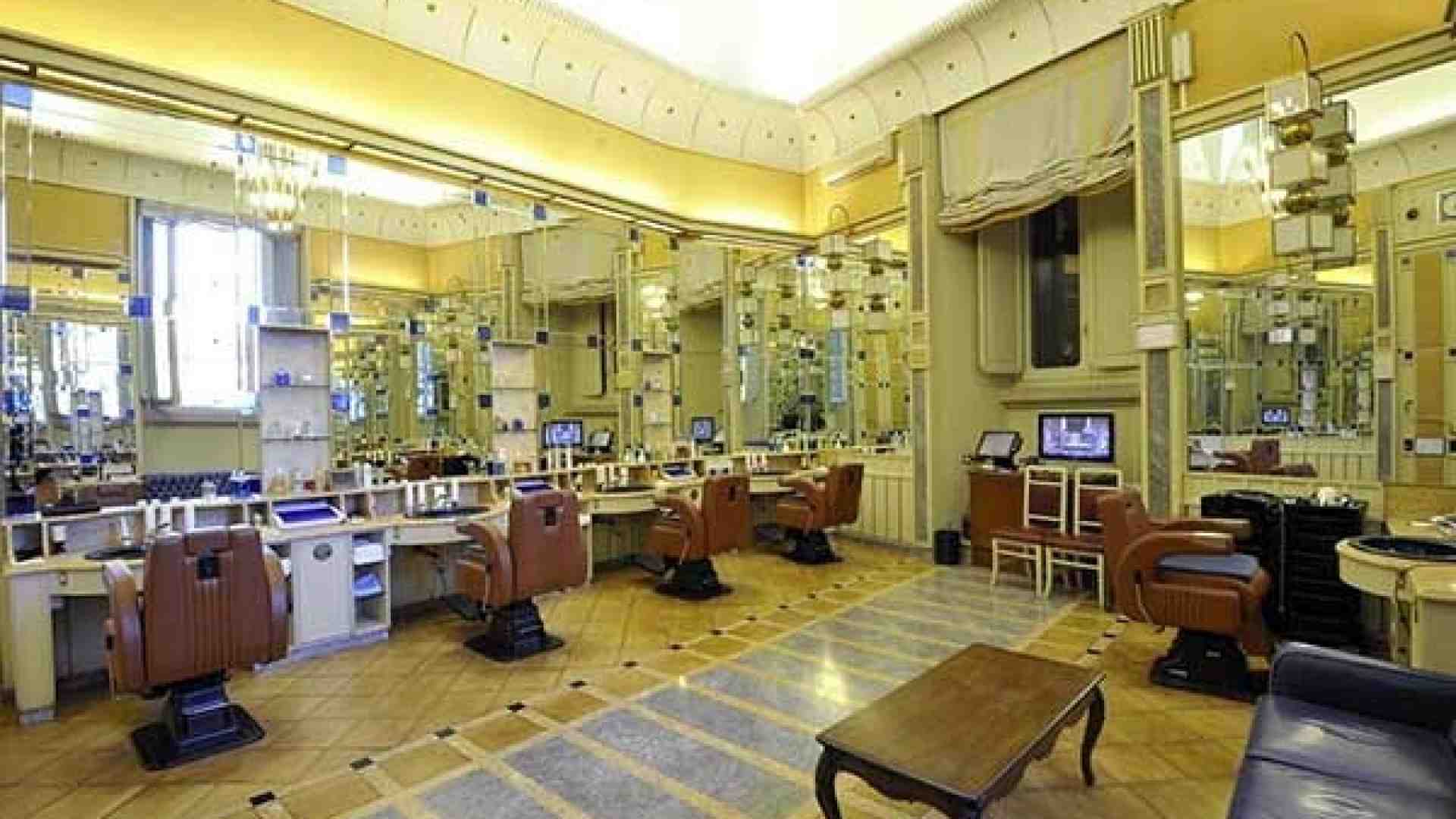 La Camera dei deputati ora vuole un parrucchiere solo per le donne: proposta di FdI