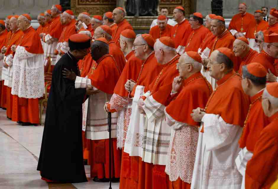 Chi sono i sette cardinali vestiti con abiti diversi al Conclave