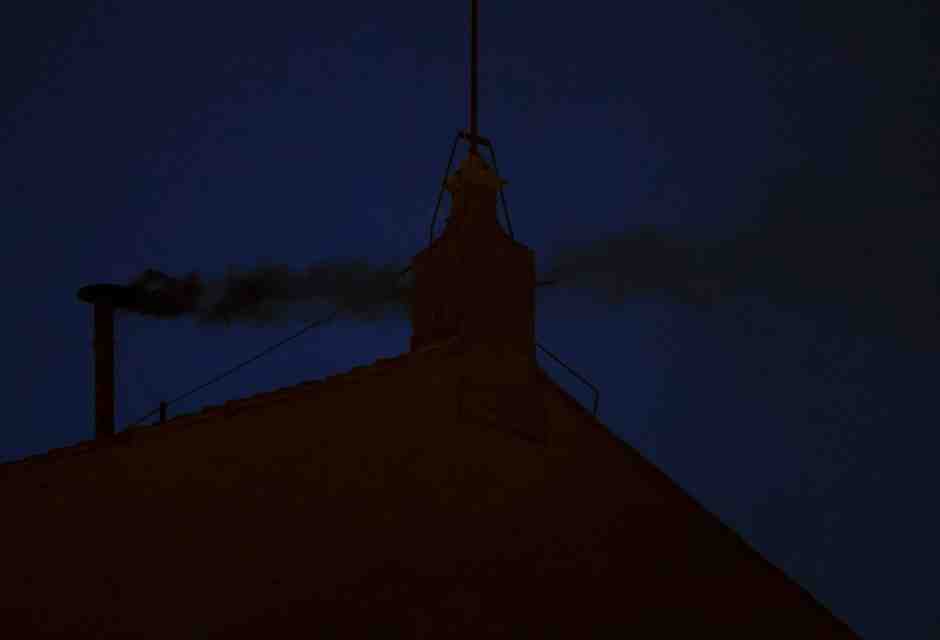 Una fumata nera che più nera non si può. I cardinali non vanno di fretta
