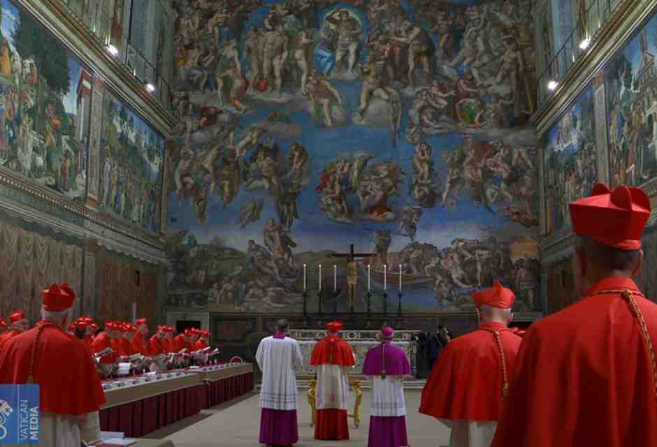 La magnificenza di uno spettacolo superbo: i cardinali in processione
