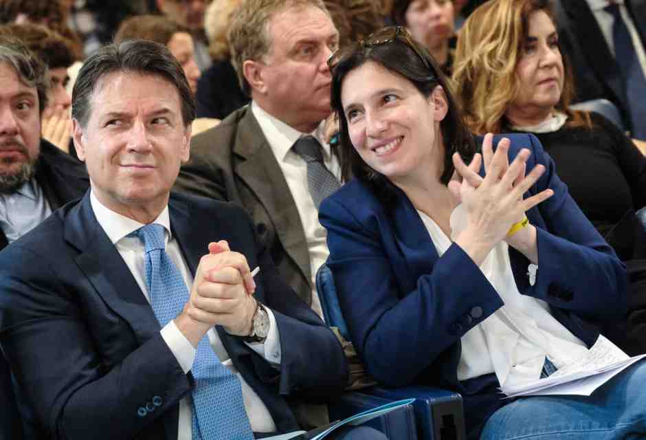 Il Conte Time: "Meloni sogna la legge elettorale truffa. Affama i giornali. Schlein premier? Il Pd la vuole?"