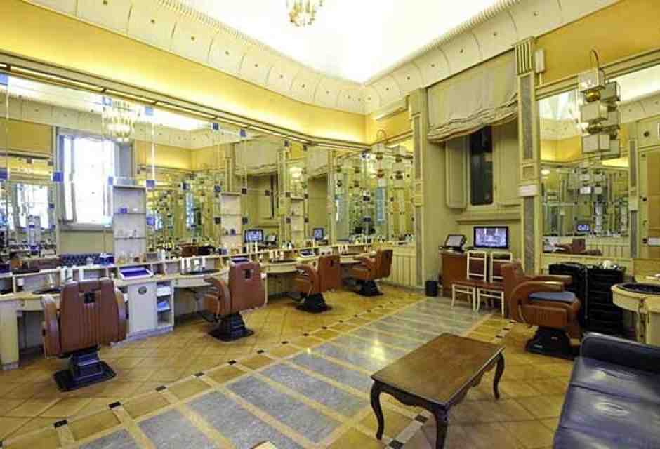 La Camera dei deputati ora vuole un parrucchiere solo per le donne: proposta di FdI