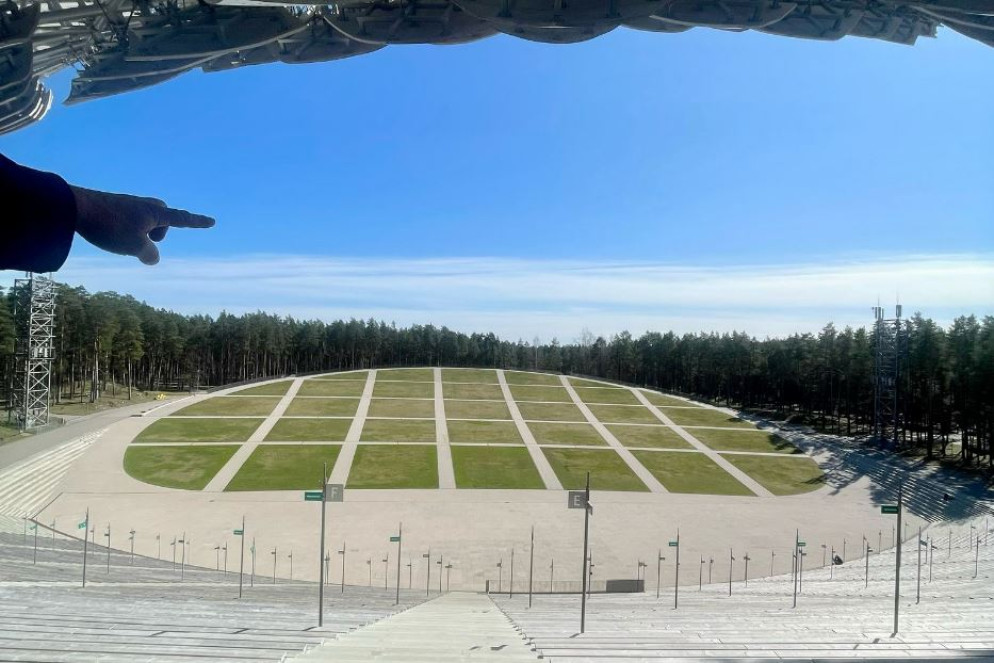 Un palco per la musica nella foresta