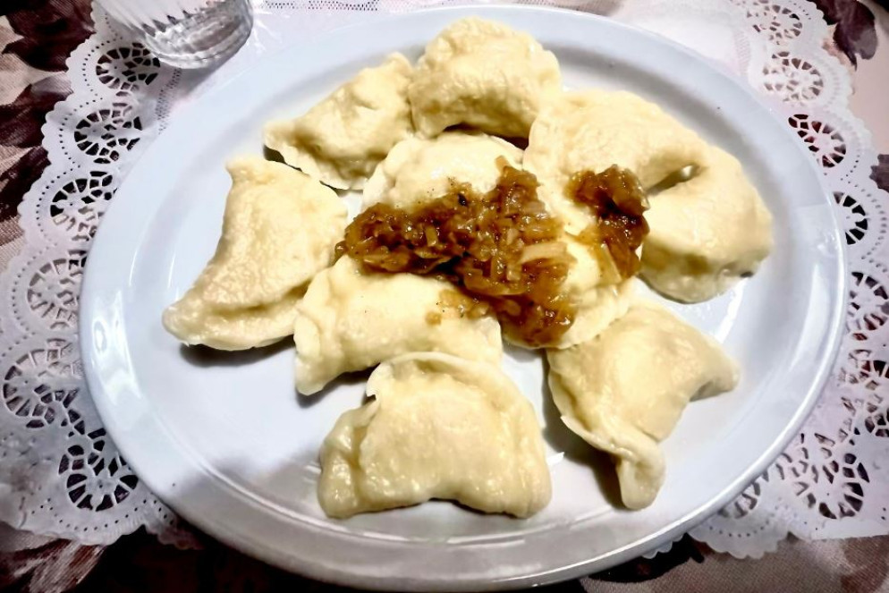I tradizionali pierogi, il piatto nazionale, deliziosi ravioli ripieni