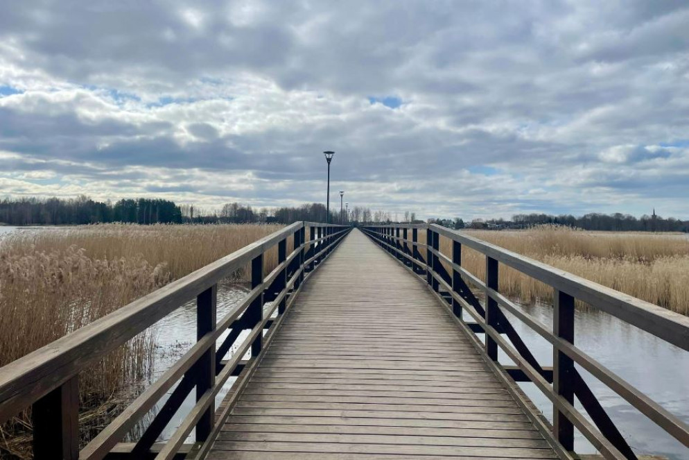 Lituania, un ponte di legno sul lago di Širvėnos