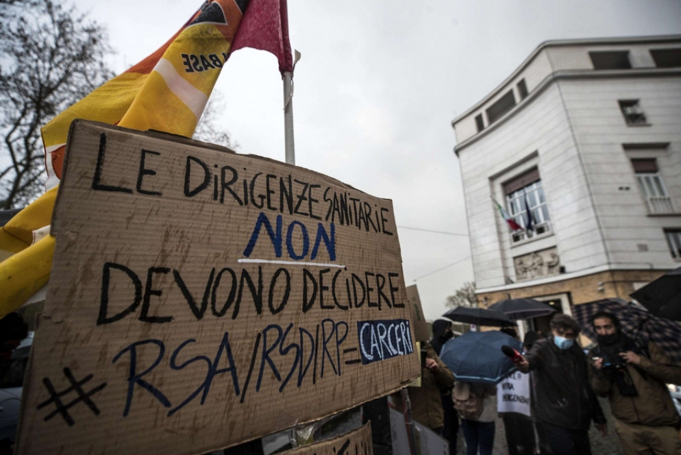 Un cartello contro i dirigenti delle Rsa che non tengono conto dei diritti delle persone assistite - Ansa