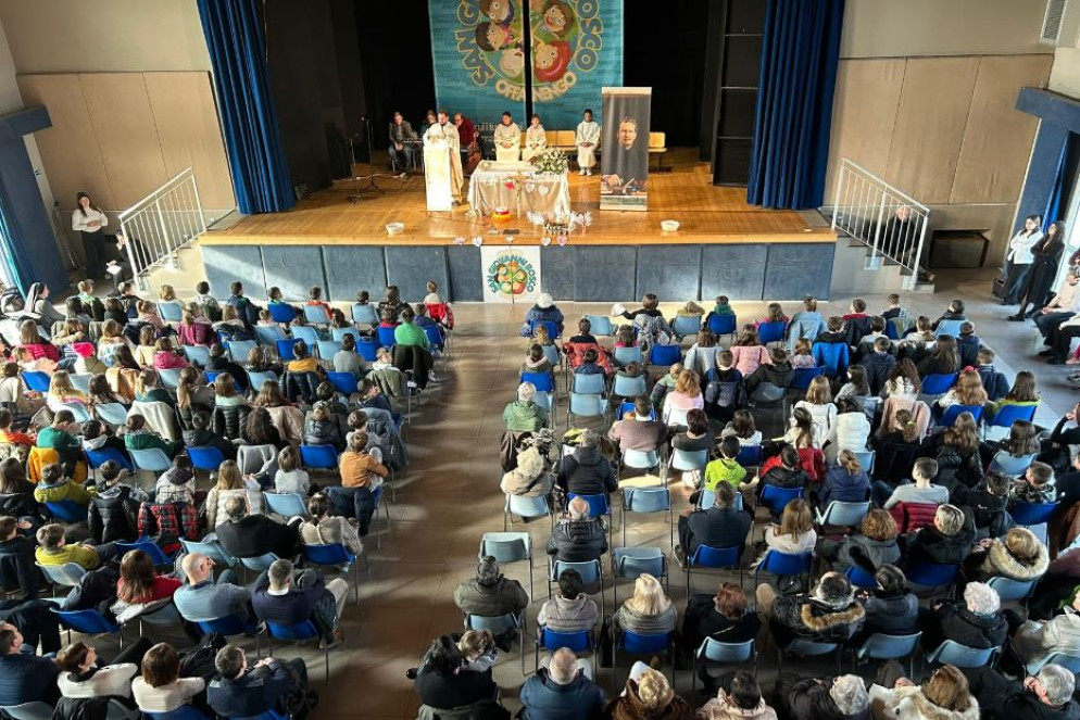 Offanengo: la sala polifunzionale dell’oratorio “San Giovanni Bosco” gremita per la Messa celebrata in occasione dell’annuale “Settimana dell’Oratorio” - .