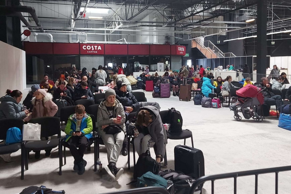 L'attesa dei profughi ucraini all'aeroporto di Varsavia - Lambruschi