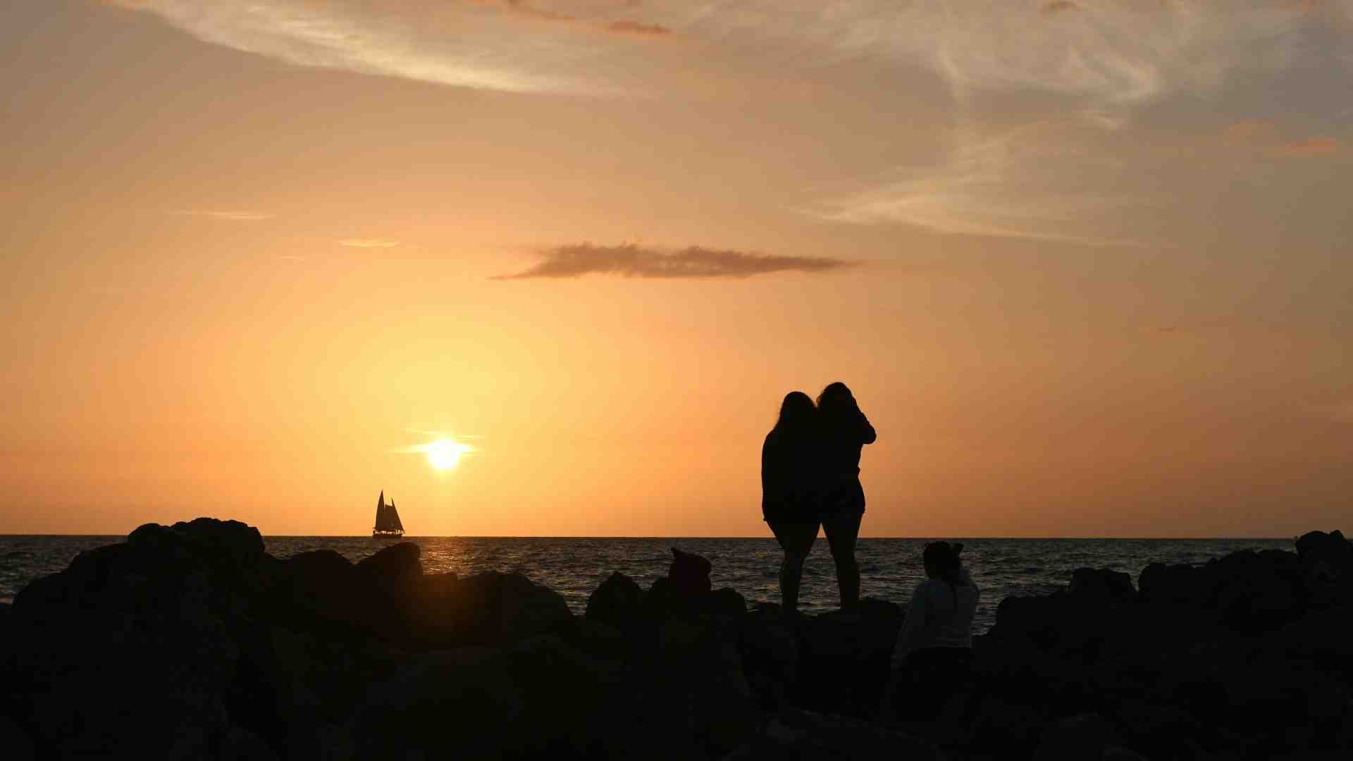 Tre stanze, sei sedie, due specchi e tanti libri. Lo spazio di due sorelle, dopo