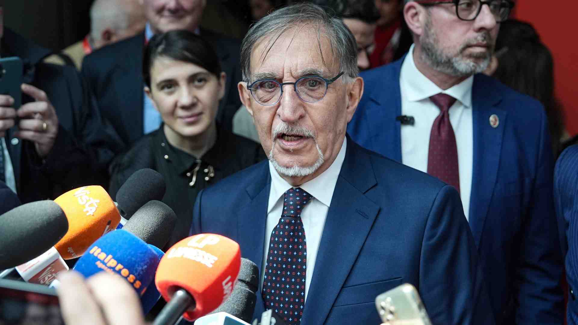 La Russa: "Farò propaganda per l'astensione ai referendum". Opposizioni all'attacco