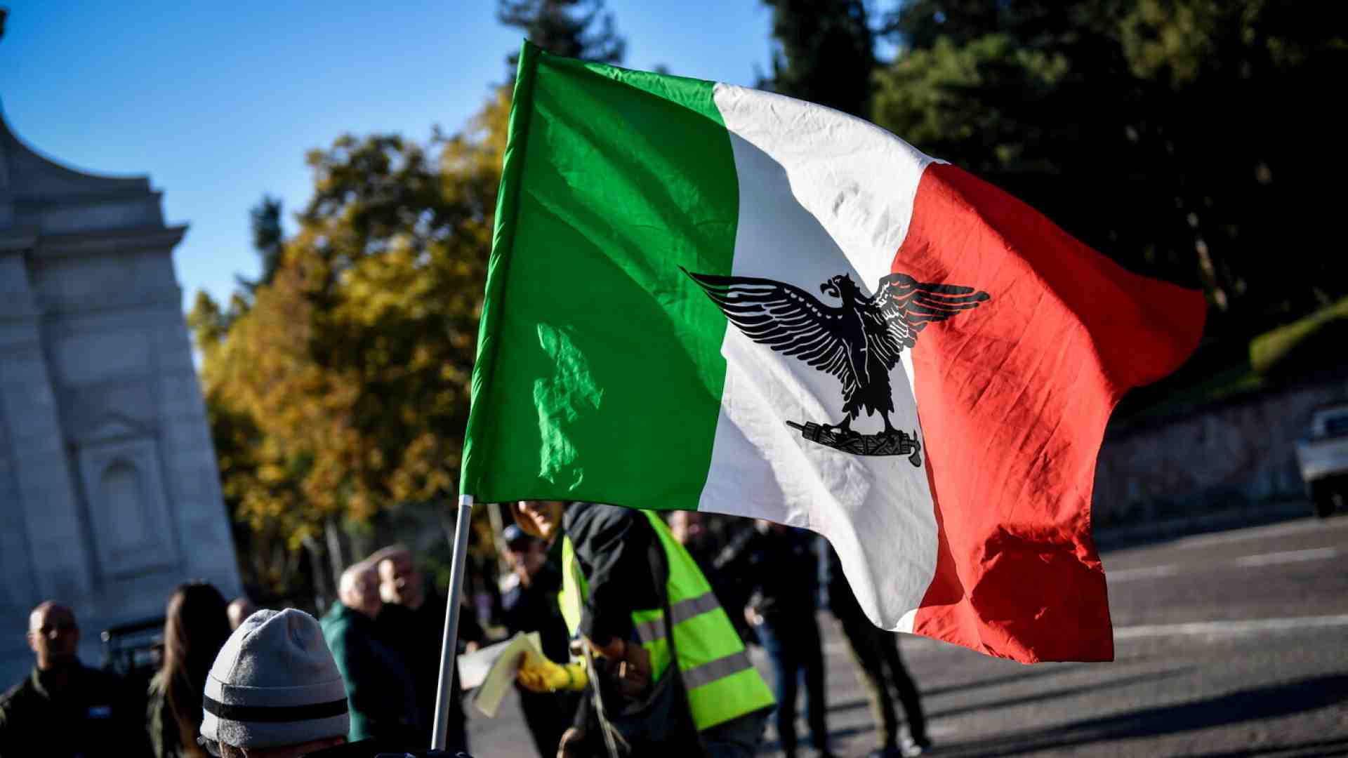 Microfascismo diffuso e veterofascismo in maschera nella società che cambia