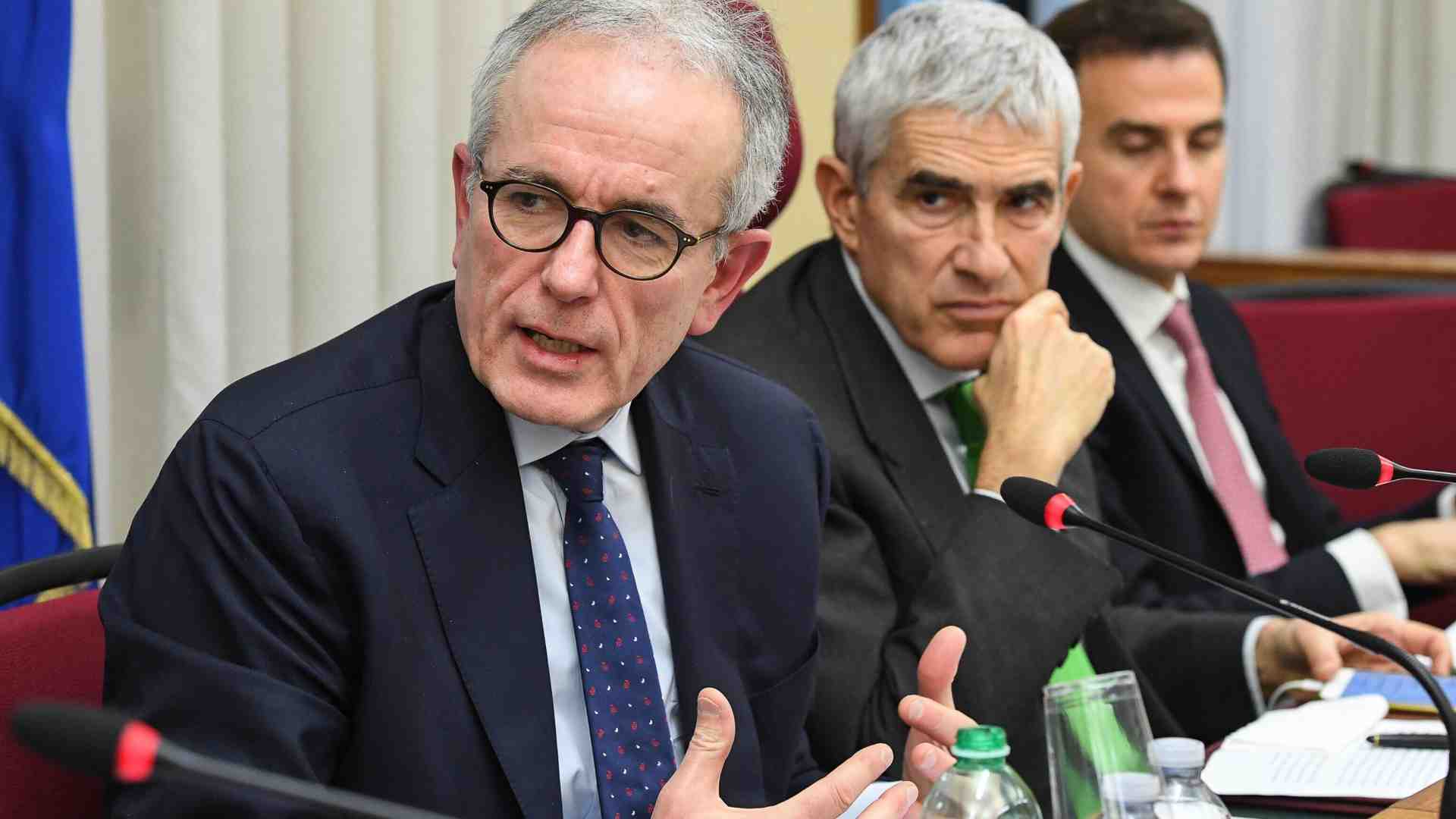 Cosa deve fare (e non fare) l’Ue nel risiko bancario. Parla Angeloni