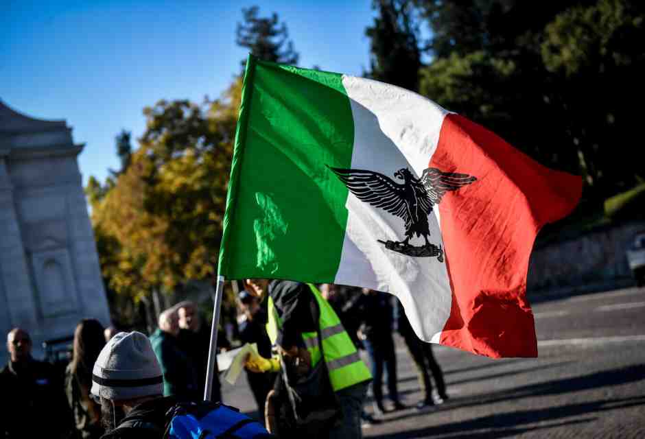 Microfascismo diffuso e veterofascismo in maschera nella società che cambia