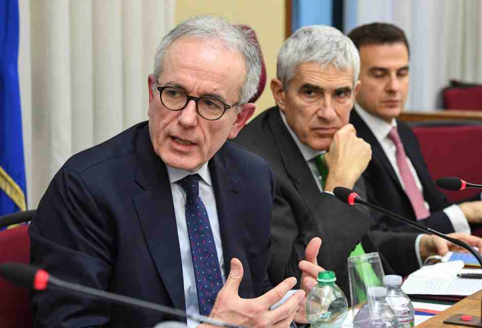 Cosa deve fare (e non fare) l’Ue nel risiko bancario. Parla Angeloni