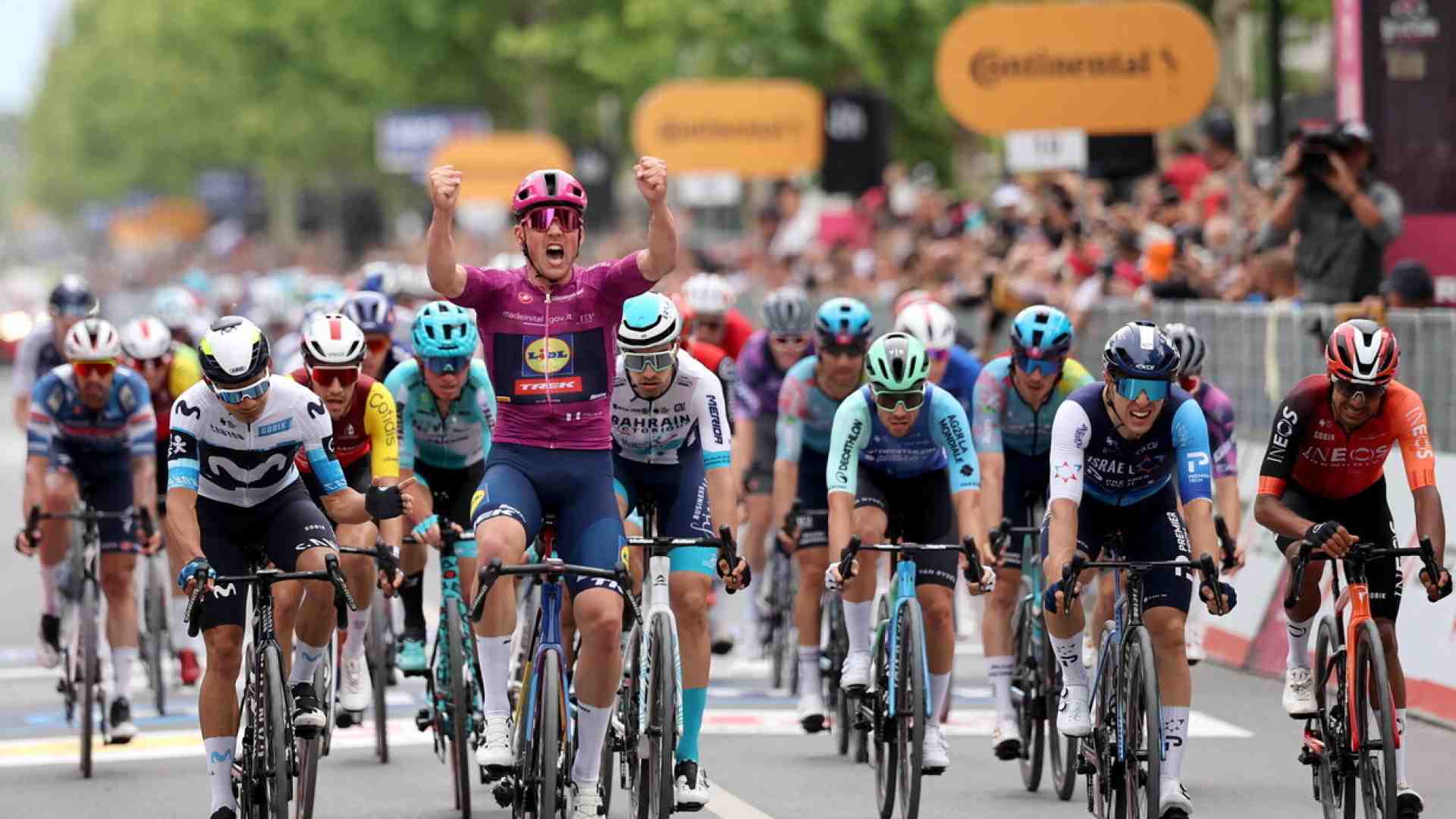 Giro d'Italia, a Valona Mads Pedersen ha trovato ciò cercava