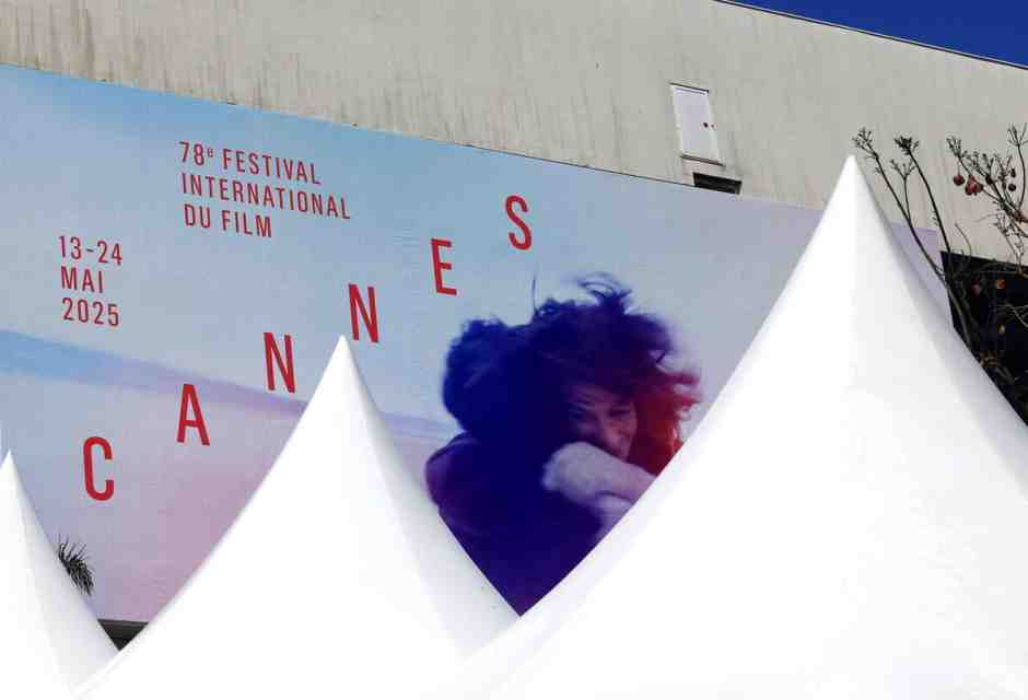 C’è del salvinismo a Cannes: niente strascichi e scollature in nome della viabilità