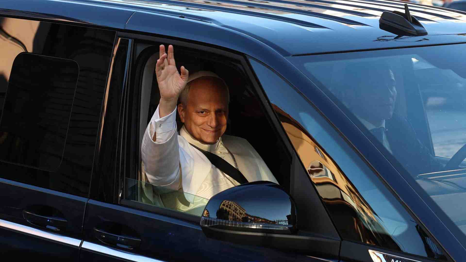 Il van del desiderio: anche Papa Leone passa al monovolume