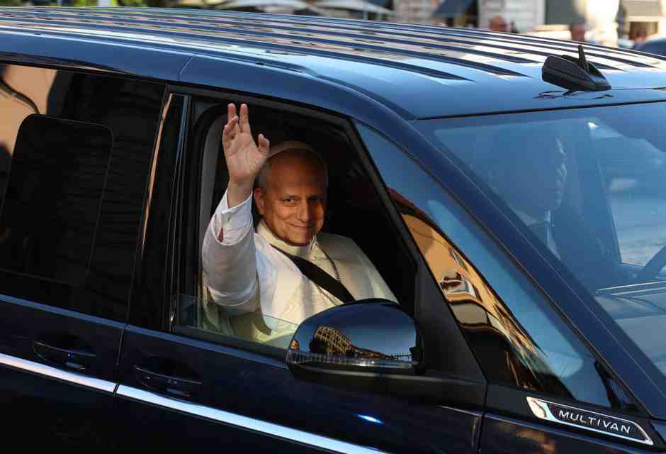 Il van del desiderio: anche Papa Leone passa al monovolume