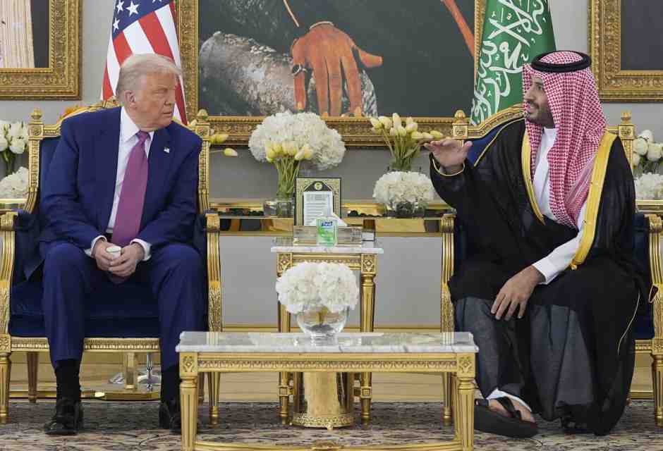 Trump atterra in Arabia Saudita. Inizia il viaggio (d'affari) negli stati del Golfo