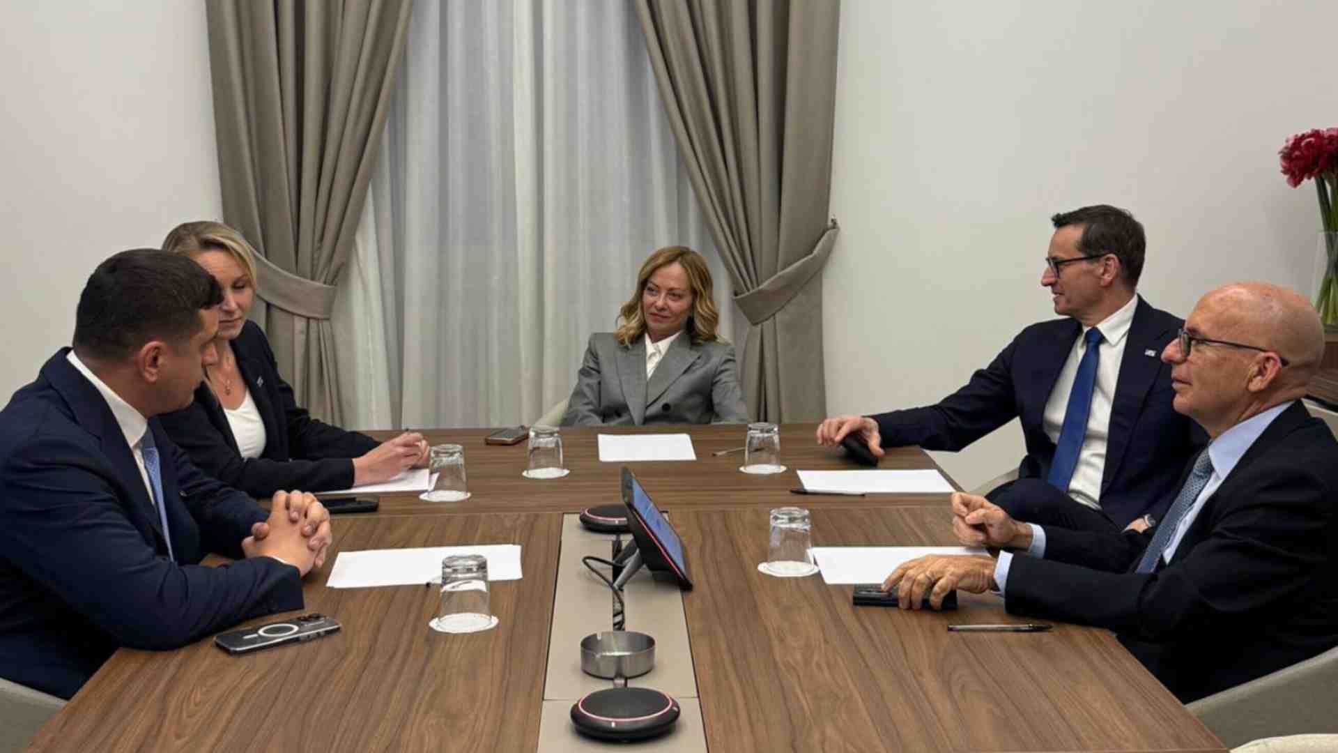 Vertice Ecr nella sede di FdI: Meloni incontra Simion, Morawiecki e Marion Marechal