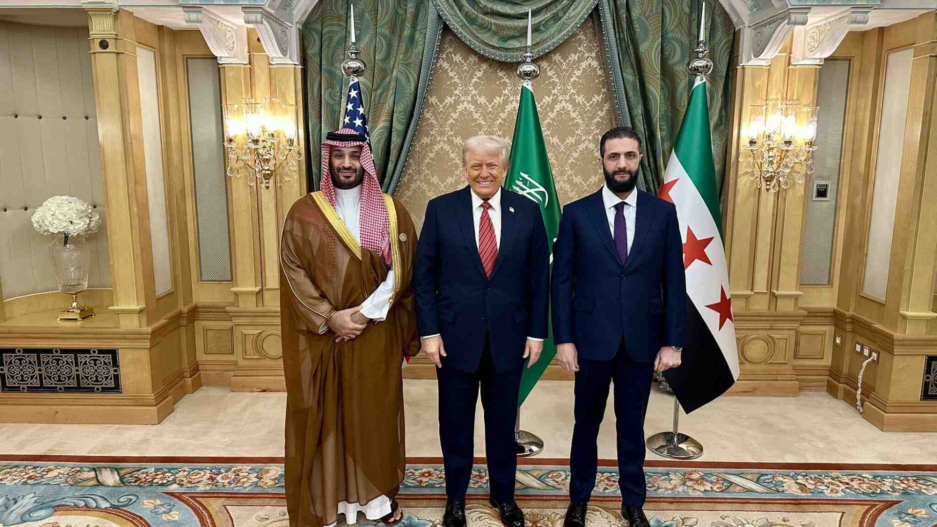 La storica stretta di mano fra Trump e Sharaa lascia spiazzato Israele