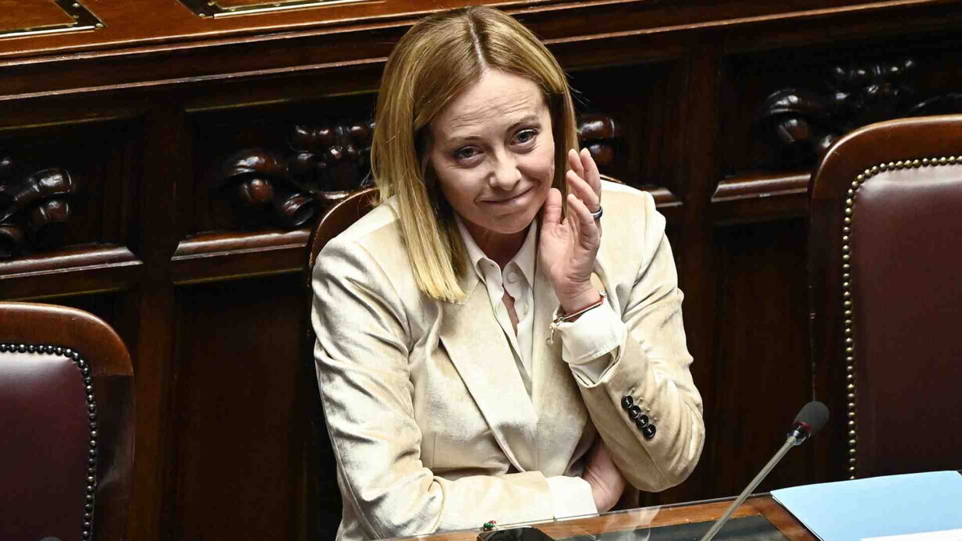 Corrida governo-opposizione alla Camera per il question time di Meloni. Con piccole prove di forza interne