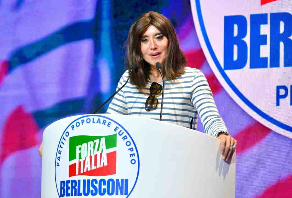 La ministra Bernini alle opposizioni: “Basta propaganda sulla pelle dei ricercatori”