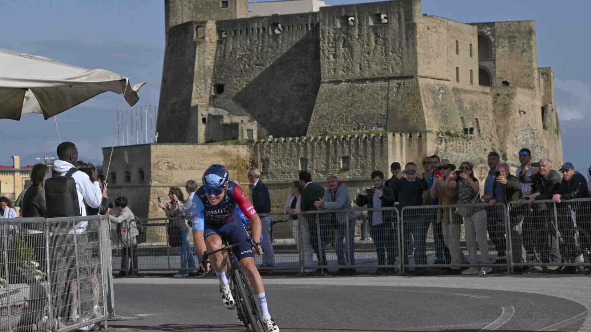 Il Giro d'Italia a Napoli, tra canzoni, Angela, il fuoco e il vulcano