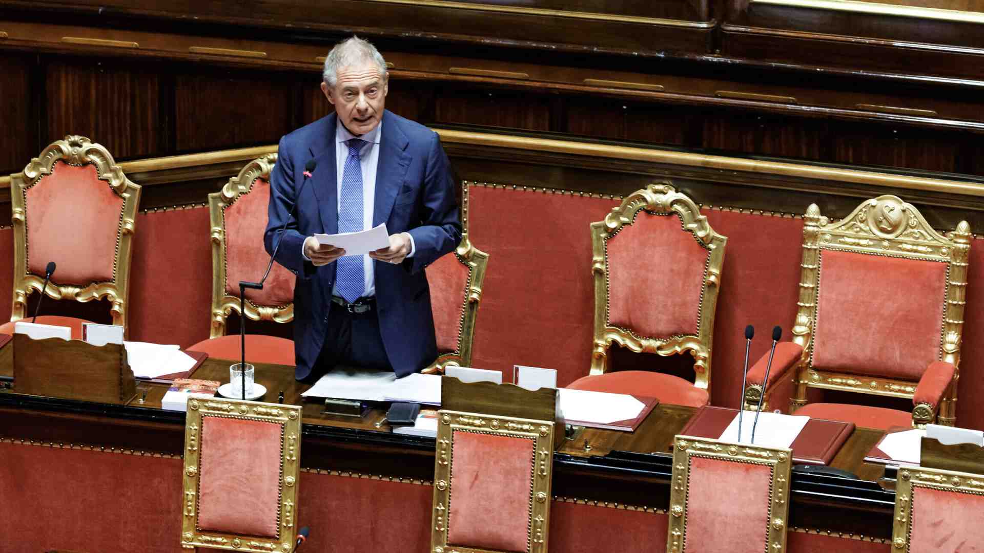 Il "daziario" Urso, tratta i dazi come una pacchia, parla di bussole nautiche ma annega nella retorica. Tornano i Narcisi di Meloni