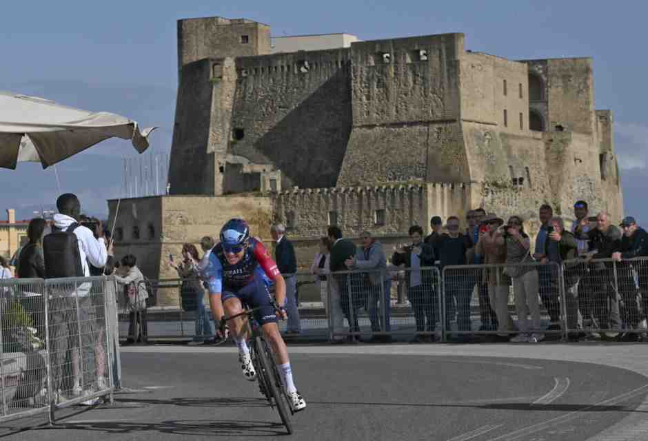 Il Giro d'Italia a Napoli, tra canzoni, Angela, il fuoco e il vulcano
