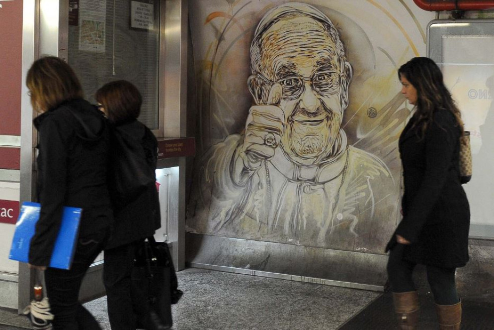 Graffito dedicato a papa Francesco nella Metropolitana di Roma nei giorni del Giubileo degli adolescenti - Agenzia Romano Siciliani