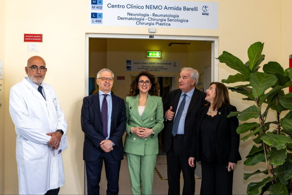 Sotto la targa del Centro NeMo col nome di Armida Barelli, da sinistra: Mario Sabatelli, Daniele Franco, Maria Teresa Bellucci, Giuseppe Fioroni e Fulvia Massimelli - .
