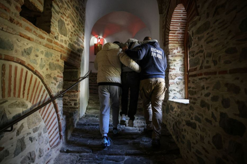 I commilitoni portano a braccio Ivan, 22 anni, amputato di entrambe le gambe, lungo l'acciottolato che sale ai monasteri del monte Athos - Reuters / Alexandros Avramidis