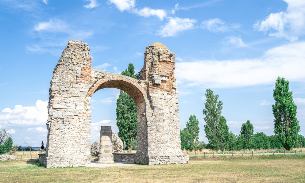 La Heidentor, simbolo della regione di Carnuntum e parte più famosa del Limes austriaco del Danubio (patrimonio mondiale dell'UNESCO) - Römerstadt Carnuntum/OeAW