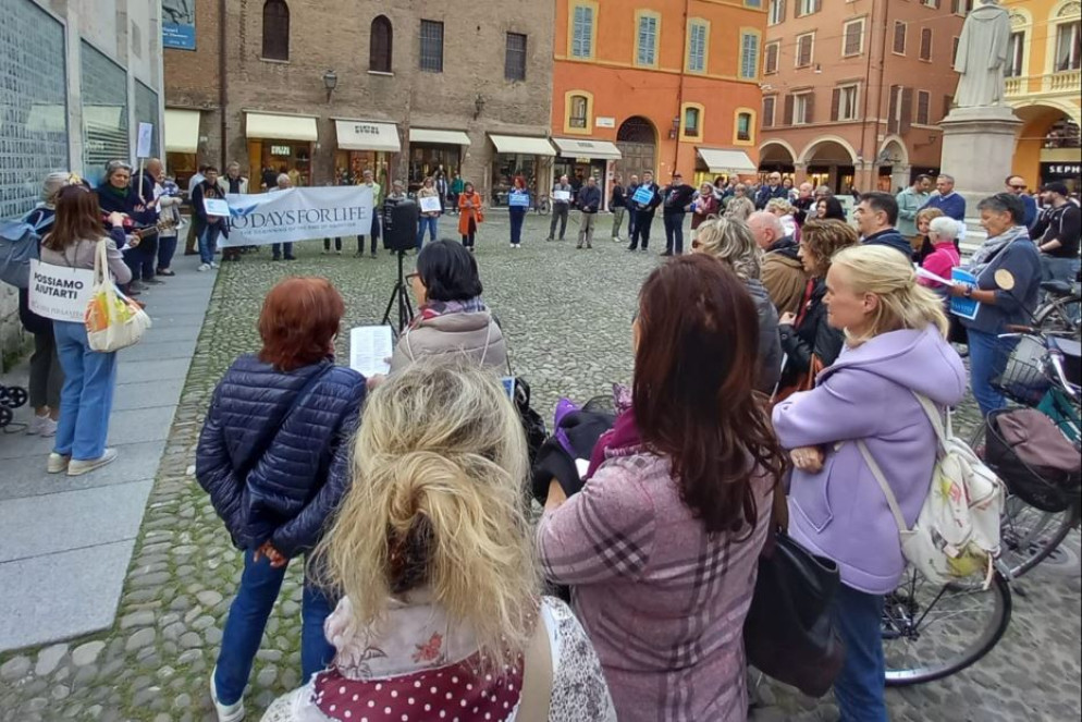 La manifestazione in piazza a Modena - .