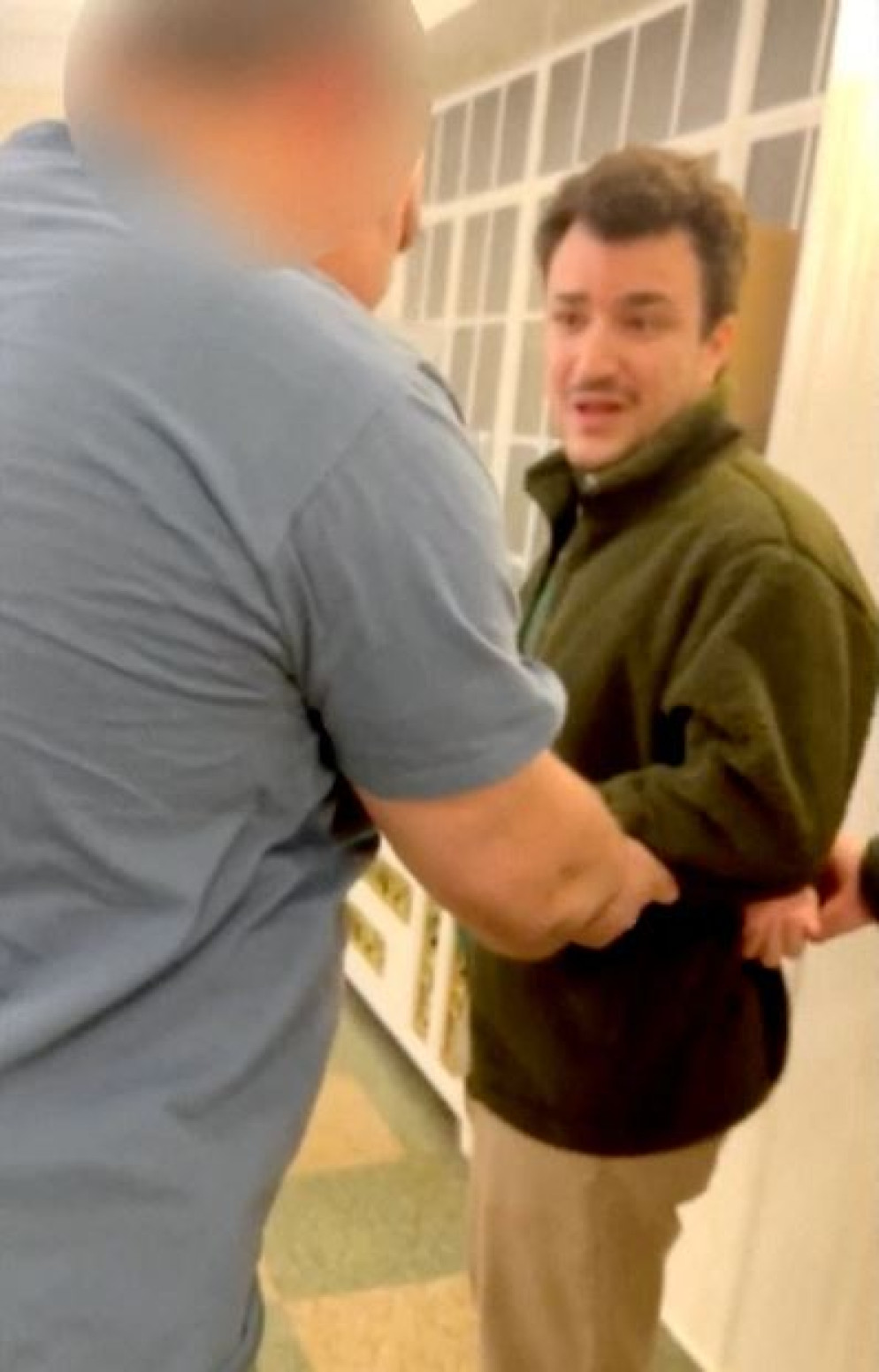 Il momento dell'arresto, in casa sua, filmato dalla moglie con il telefonino. I coniugi aspettano il primo figlio per il mese prossimo. Khalil ha regolare "green card" e la moglie è cittadina americana - Reuters / fermoimmagine da video