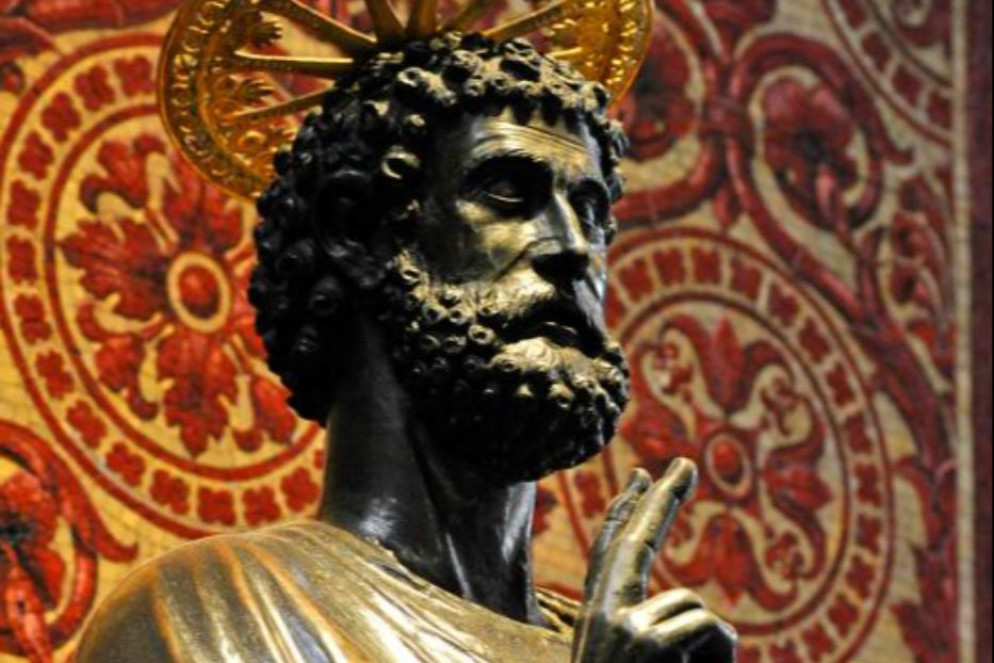 La statua bronzea di San Pietro nella Basilica vaticana, attribuita ad Arnolfo di Cambio (XIII sec,) - Alamy Stock Photo