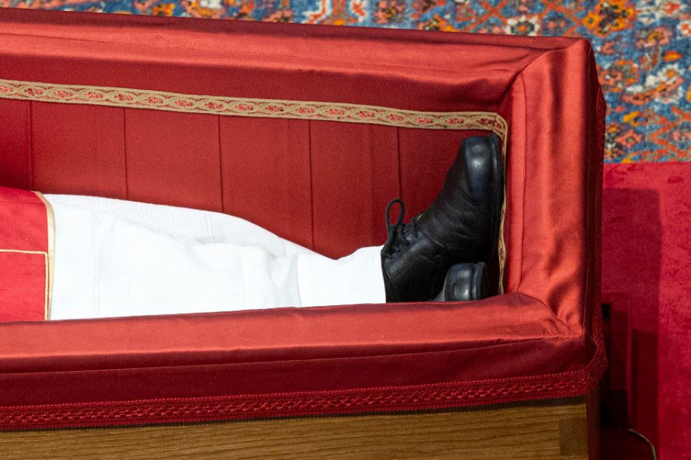 Roma, Basilica di San Pietro: ai piedi del Pontefice defunto, le sue vecchie scarpe, logorate dall'uso, impiegate negli ultimi anni nelle uscite pubbliche - Ansa