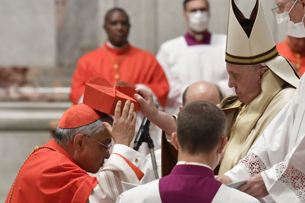 28 novembre 2020: papa Francesco impone la berretta cardinalizia a Semeraro - Foto Siciliani