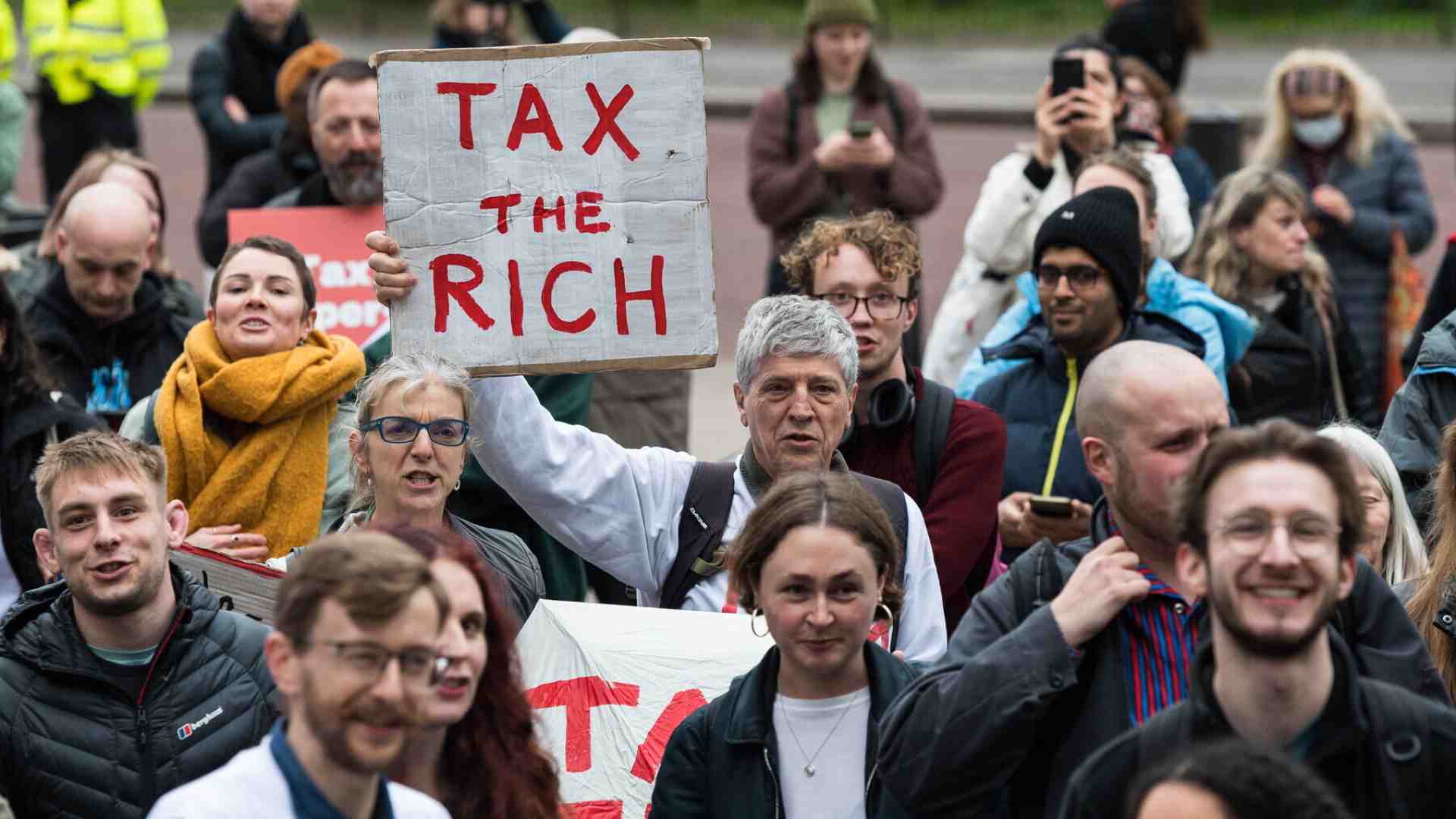 “Tax the Rich”: l’appello di Oxfam che se ne fega della Costituzione