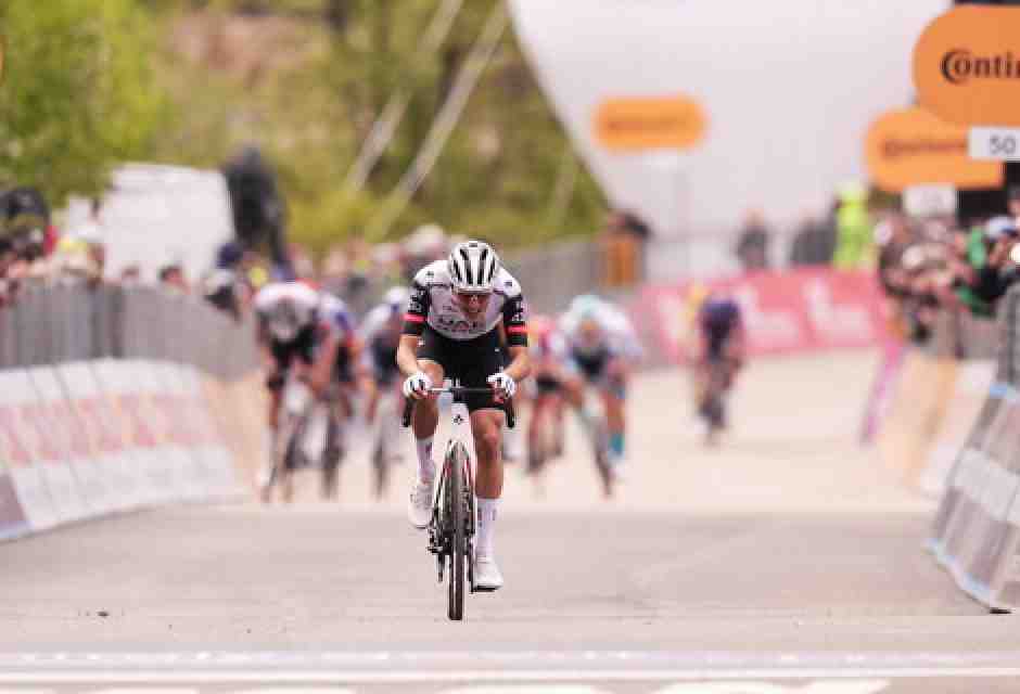 Giro d'Italia, a Tagliacozzo Juan Ayuso non si è alzato sui pedali