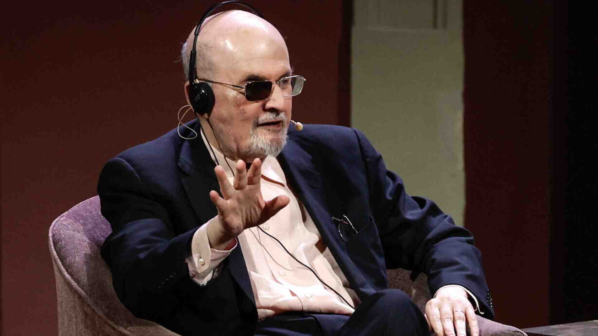 “Salman Rushdie è islamofobo, non parli”. E lo scrittore non va all’università
