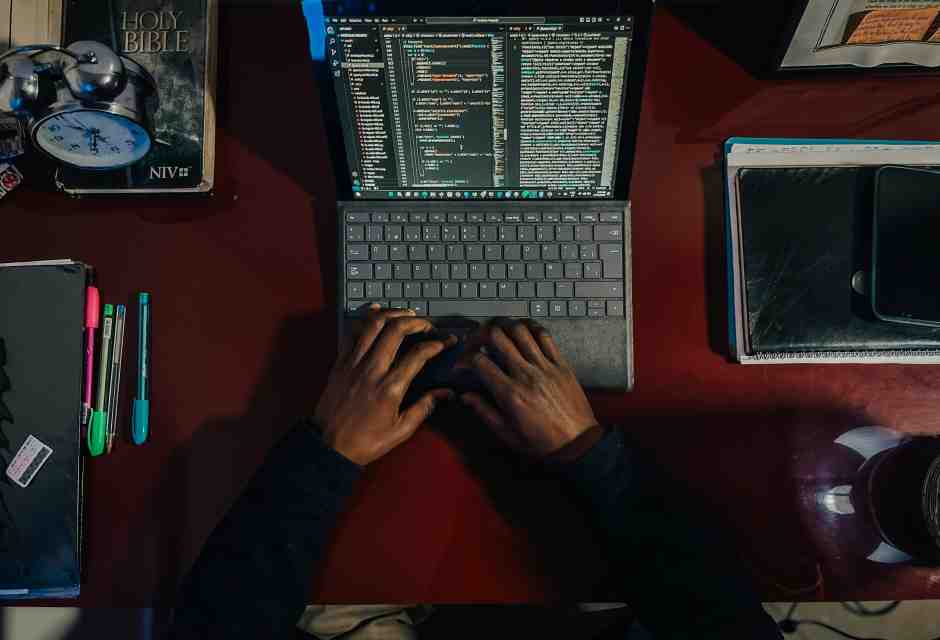 In "I confini dell’umano" di Davide Sisto il futuro non è una minaccia: è la natura dell’uomo