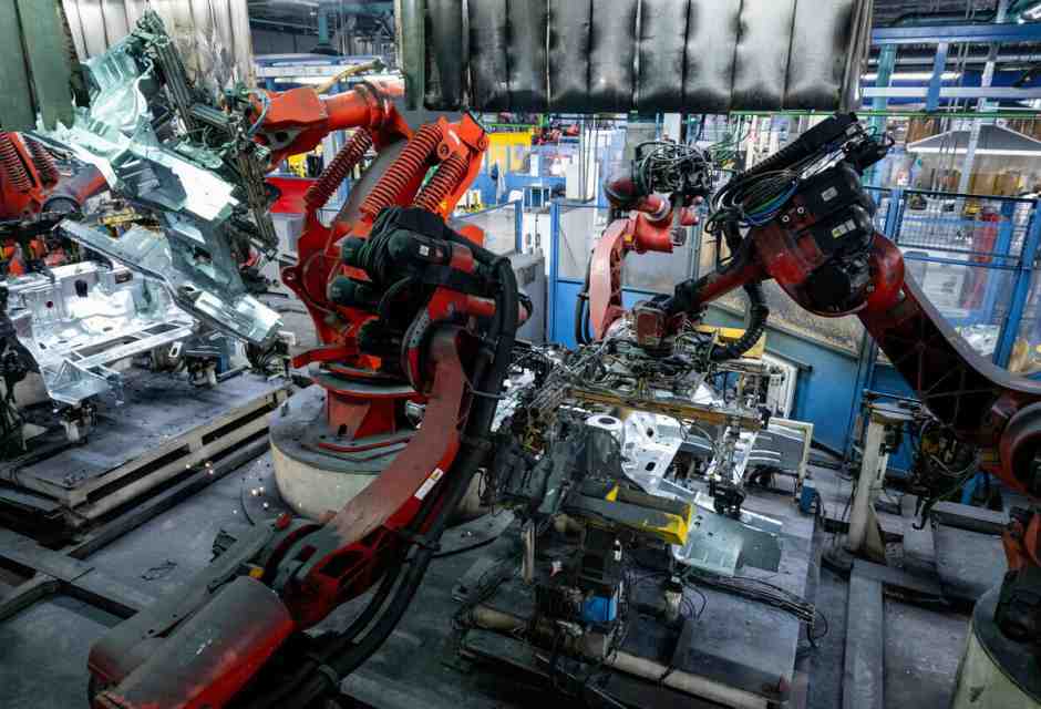 Bruxelles taglia le stime di crescita per Italia e Ue: “Pesano incertezza politica e tensioni commerciali"