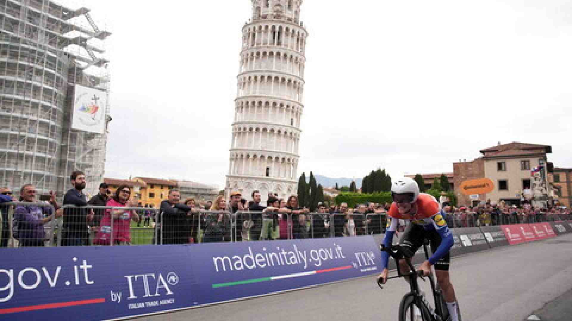 Giro d'Italia, la pioggia sulla cronometro dà una mano a Hoole e Roglic