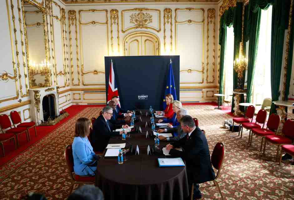 Starmer supera le linee rosse della “hard Brexit” e si riavvicina all’Ue